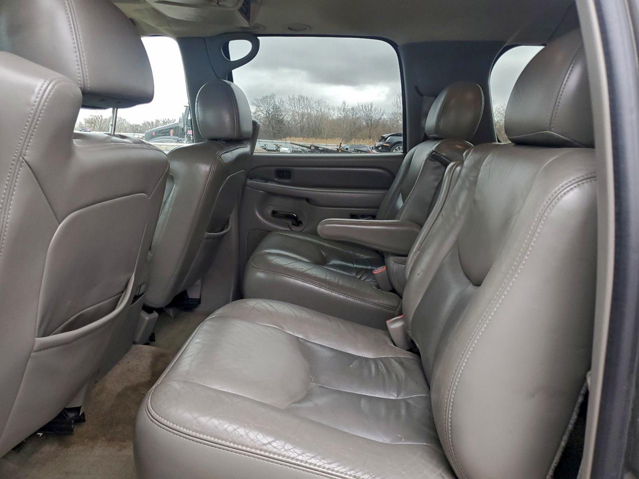 GMC Yukon Denali Image 10