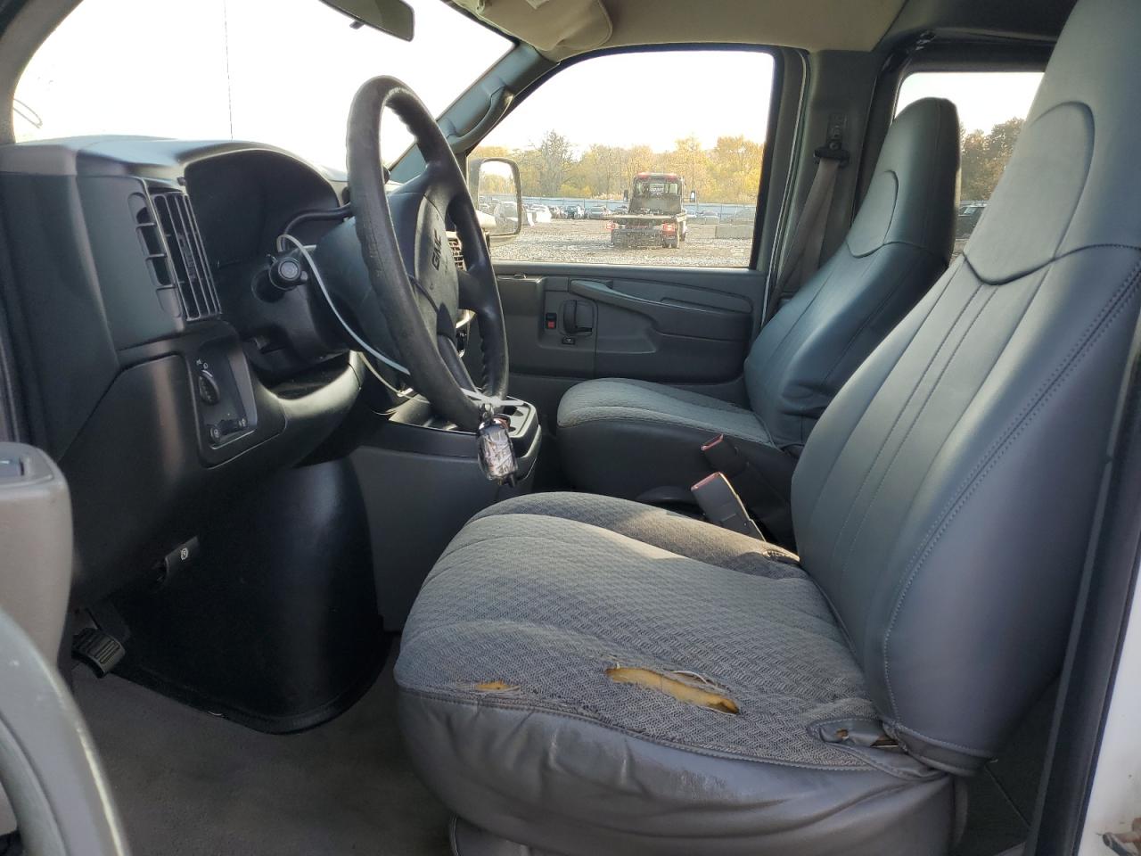 GMC Savana G3500 Image 12