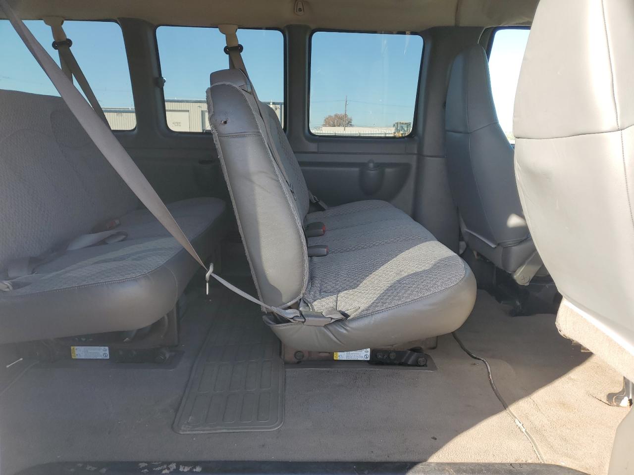 GMC Savana G3500 Image 9