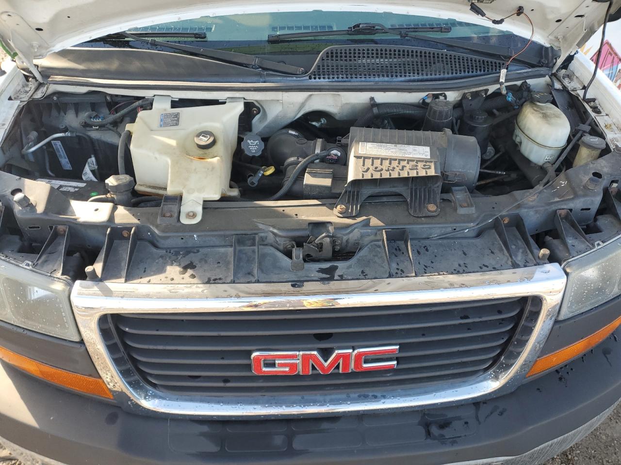 GMC Savana G3500 Image 10
