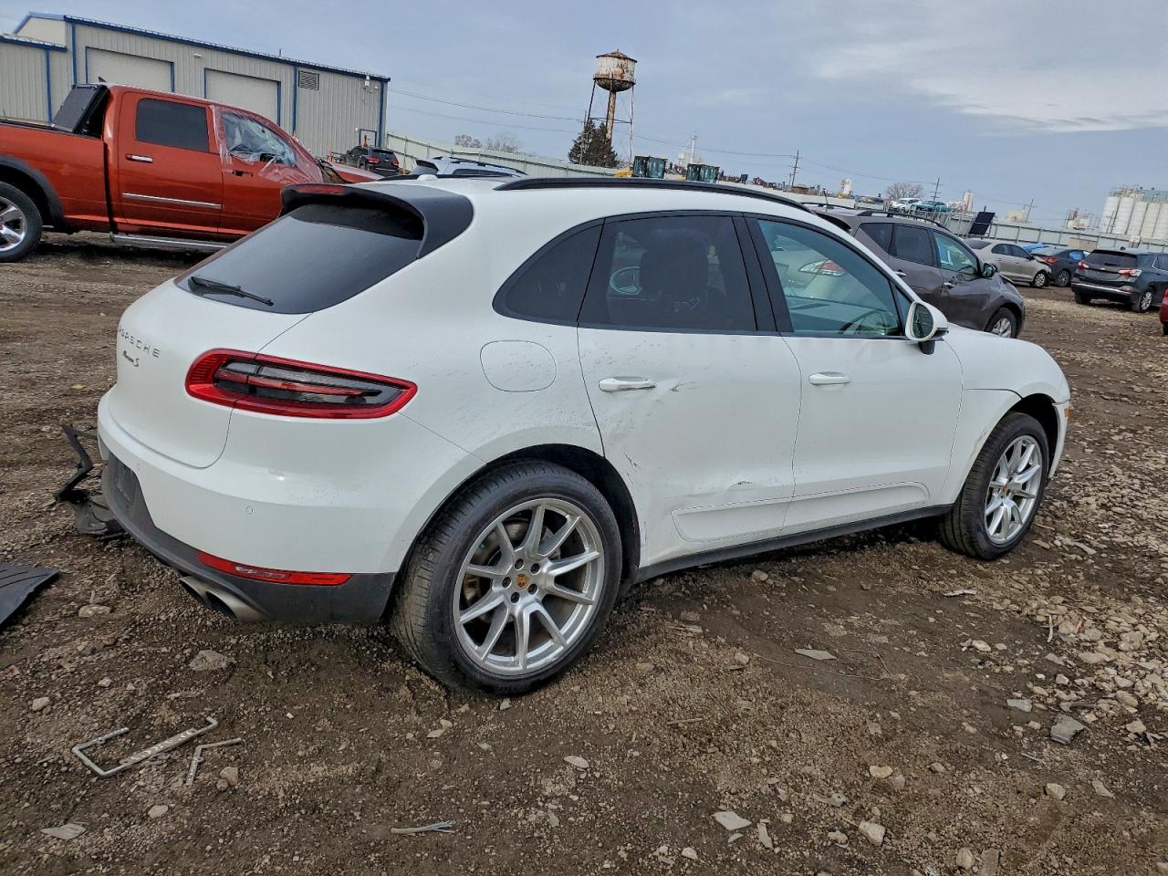 Porsche Macan S Image 12