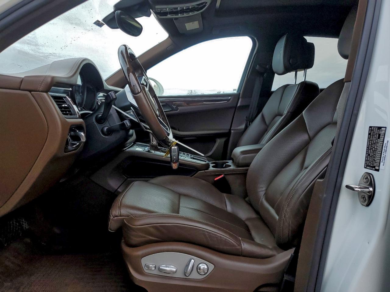 Porsche Macan S Image 10