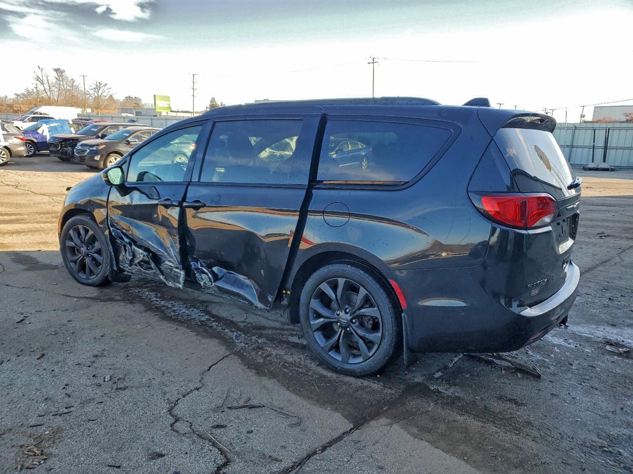 Chrysler Pacifica Limited Image 2