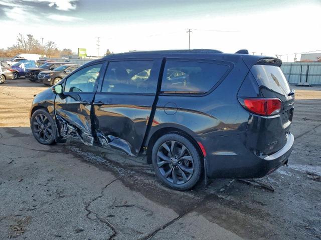 Chrysler Pacifica Limited Image 2