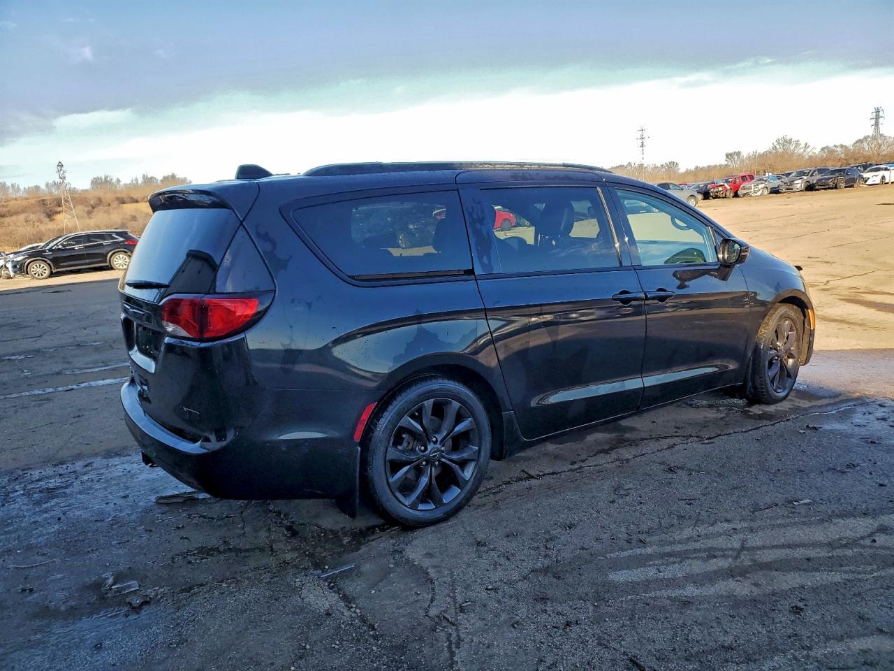 Chrysler Pacifica Limited Image 8