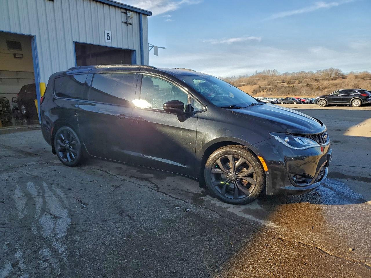 Chrysler Pacifica Limited Image 4