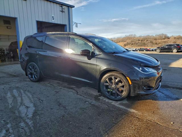 Chrysler Pacifica Limited Image 4