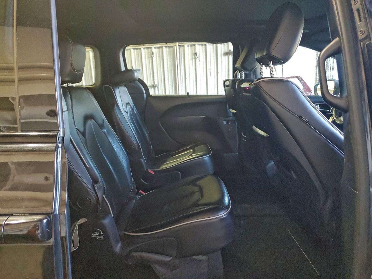 Chrysler Pacifica Limited Image 11