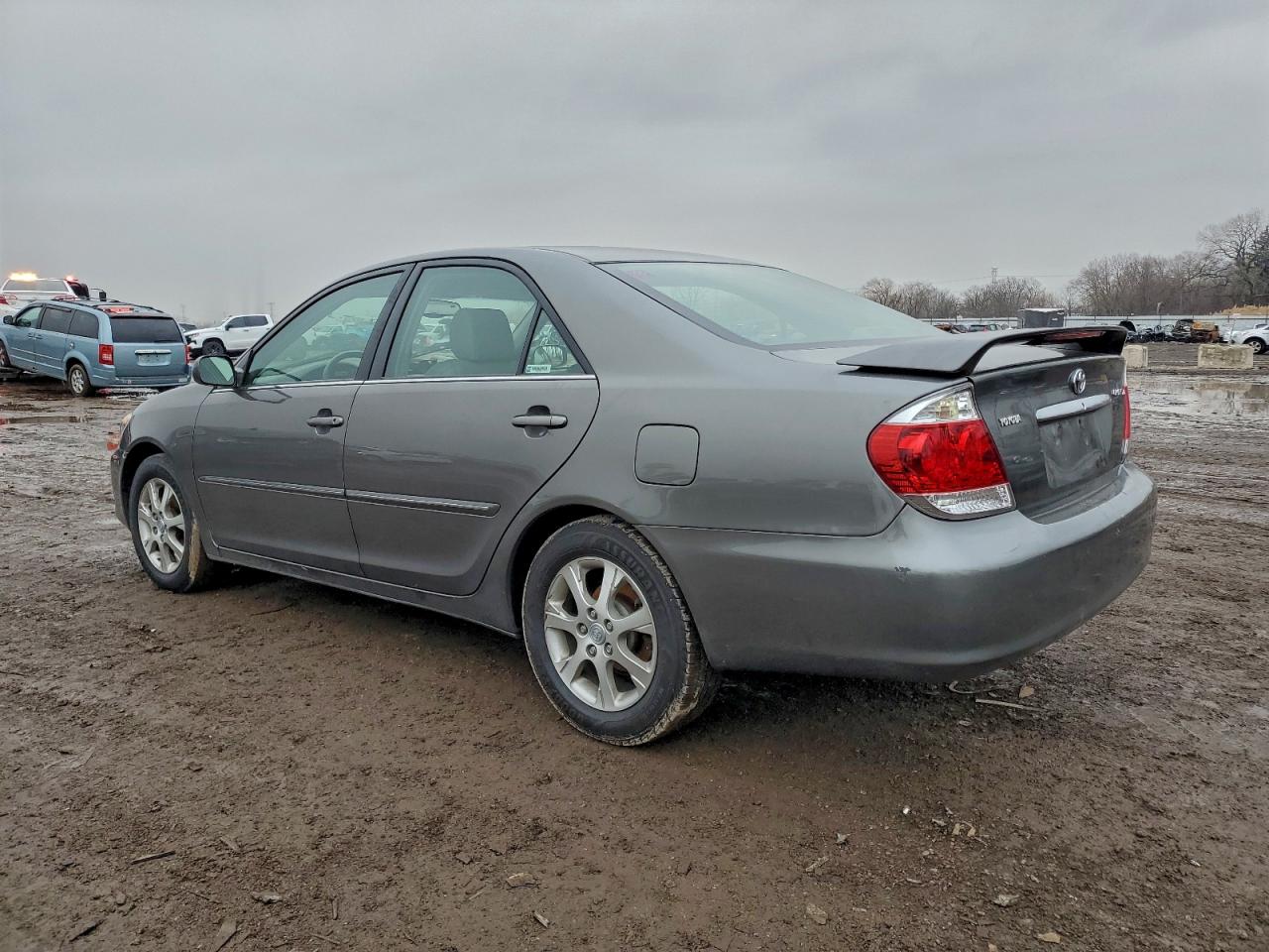 Toyota Camry Le Image 7