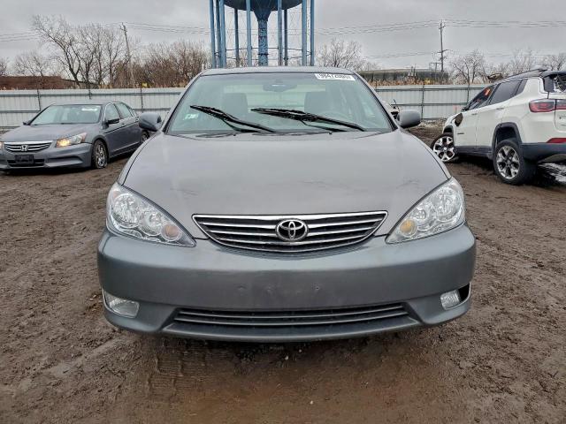 Toyota Camry Le Image 4