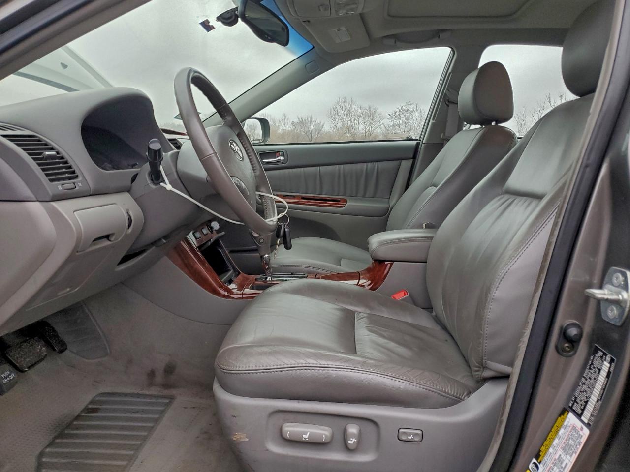 Toyota Camry Le Image 2