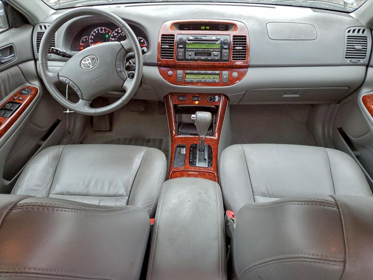 Toyota Camry Le Image 6