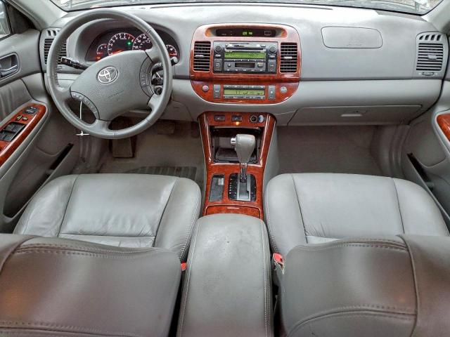 Toyota Camry Le Image 6