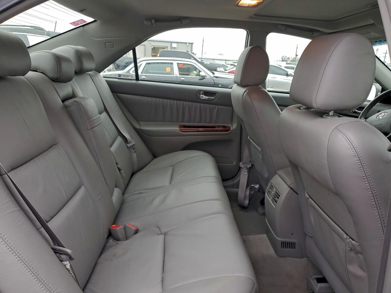 Toyota Camry Le Image 8