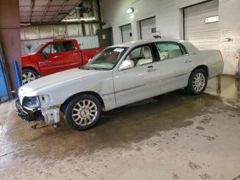  Salvage Lincoln Towncar