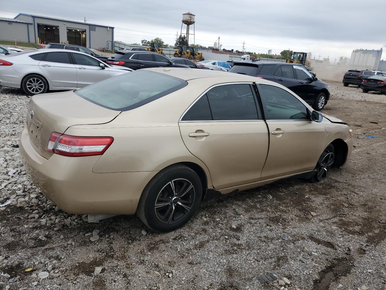 Toyota Camry Base Image 3