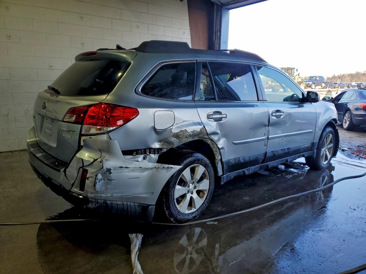 Subaru Outback 2.5i Limited Image 3