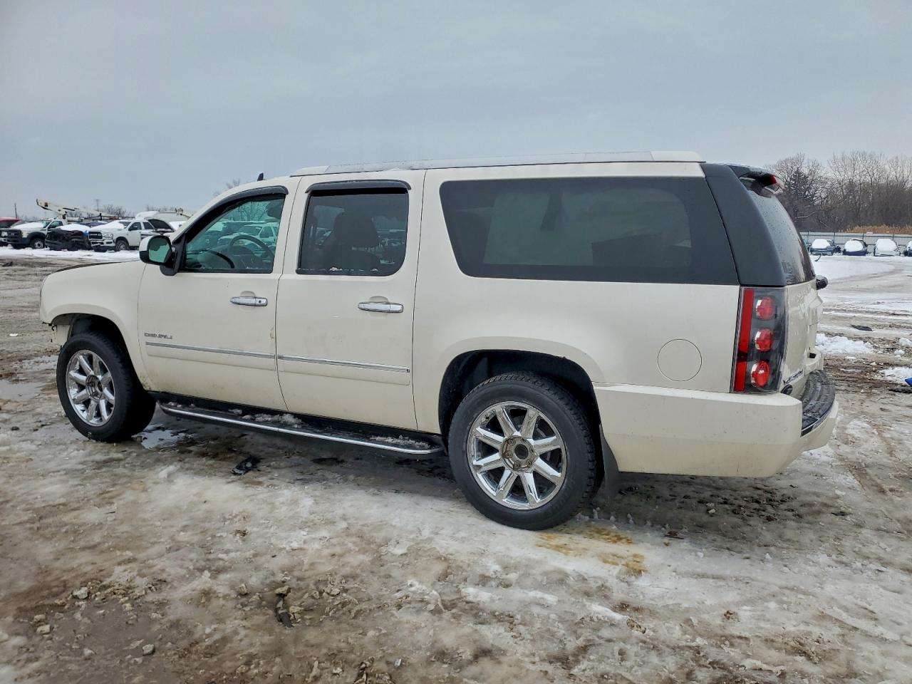 GMC Yukon Denali Image 4