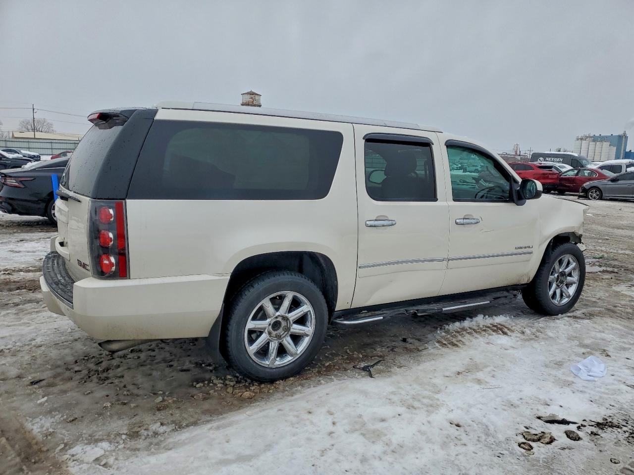GMC Yukon Denali Image 3