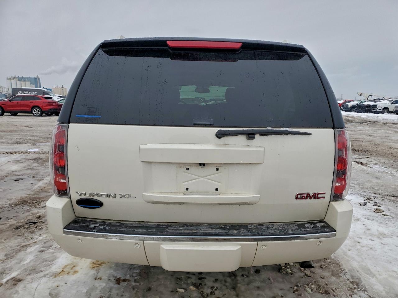 GMC Yukon Denali Image 6