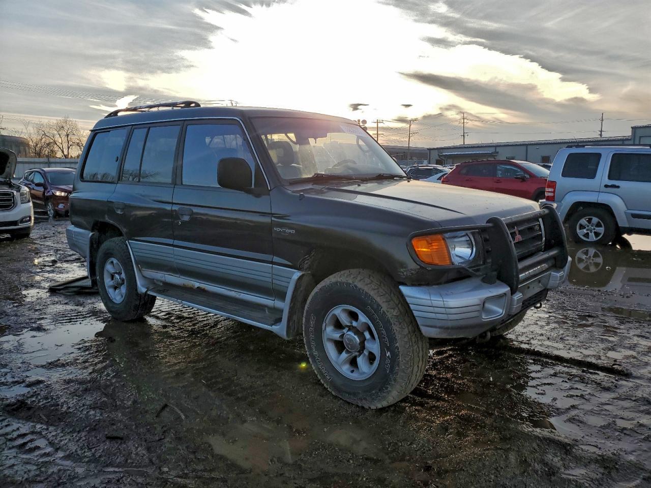 Mitsubishi Montero Image 9