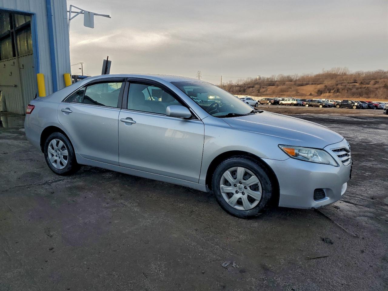 Toyota Camry Base Image 12