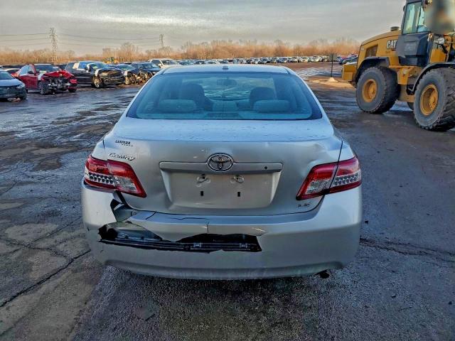 Toyota Camry Base Image 6