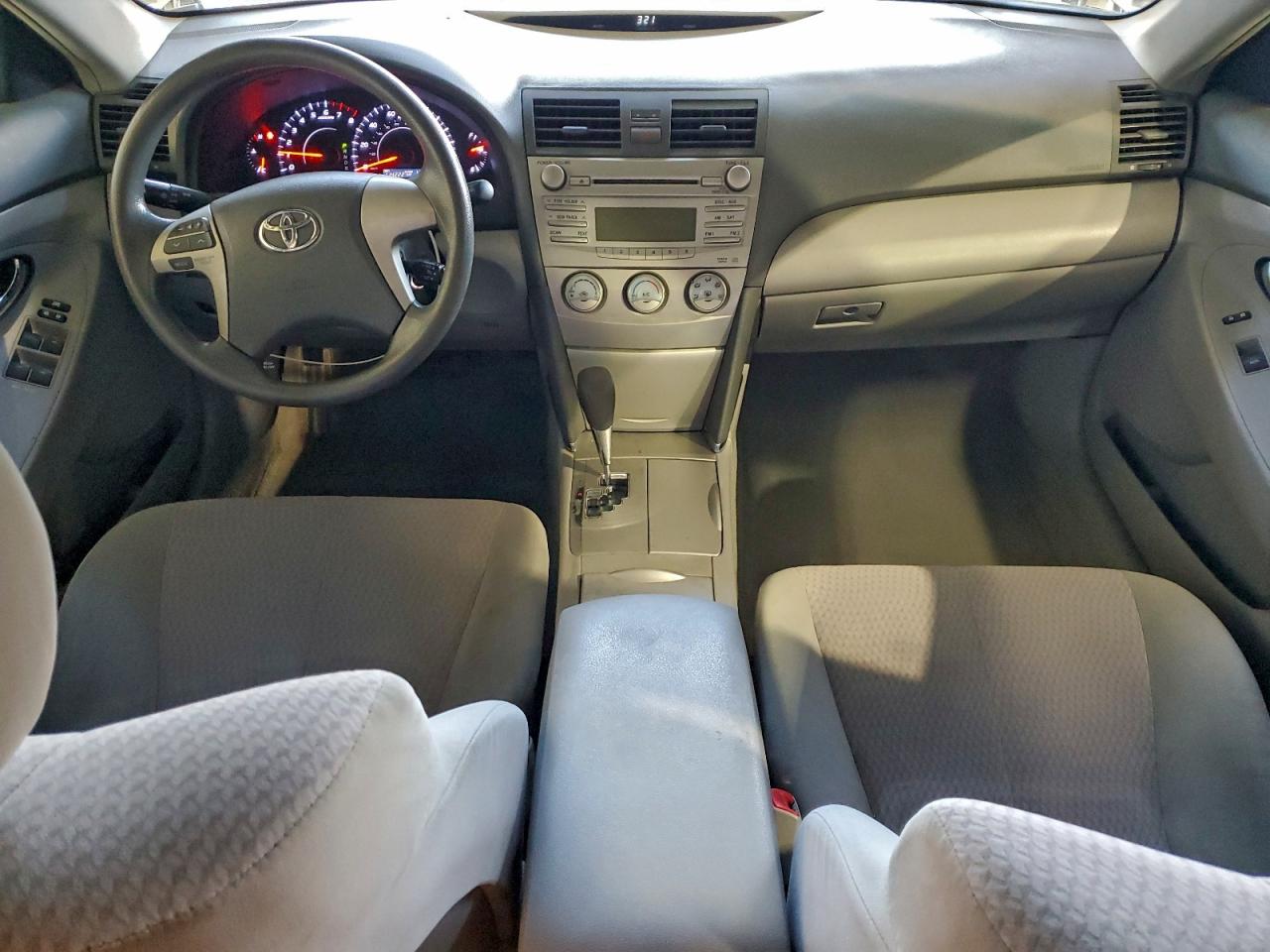 Toyota Camry Base Image 4