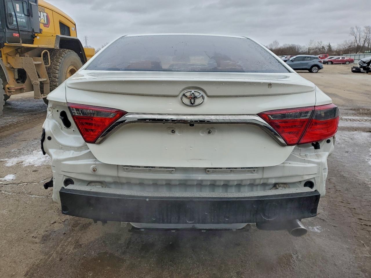 Toyota Camry Le Image 8