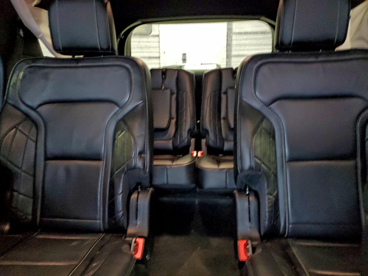 Ford Explorer Platinum Image 10