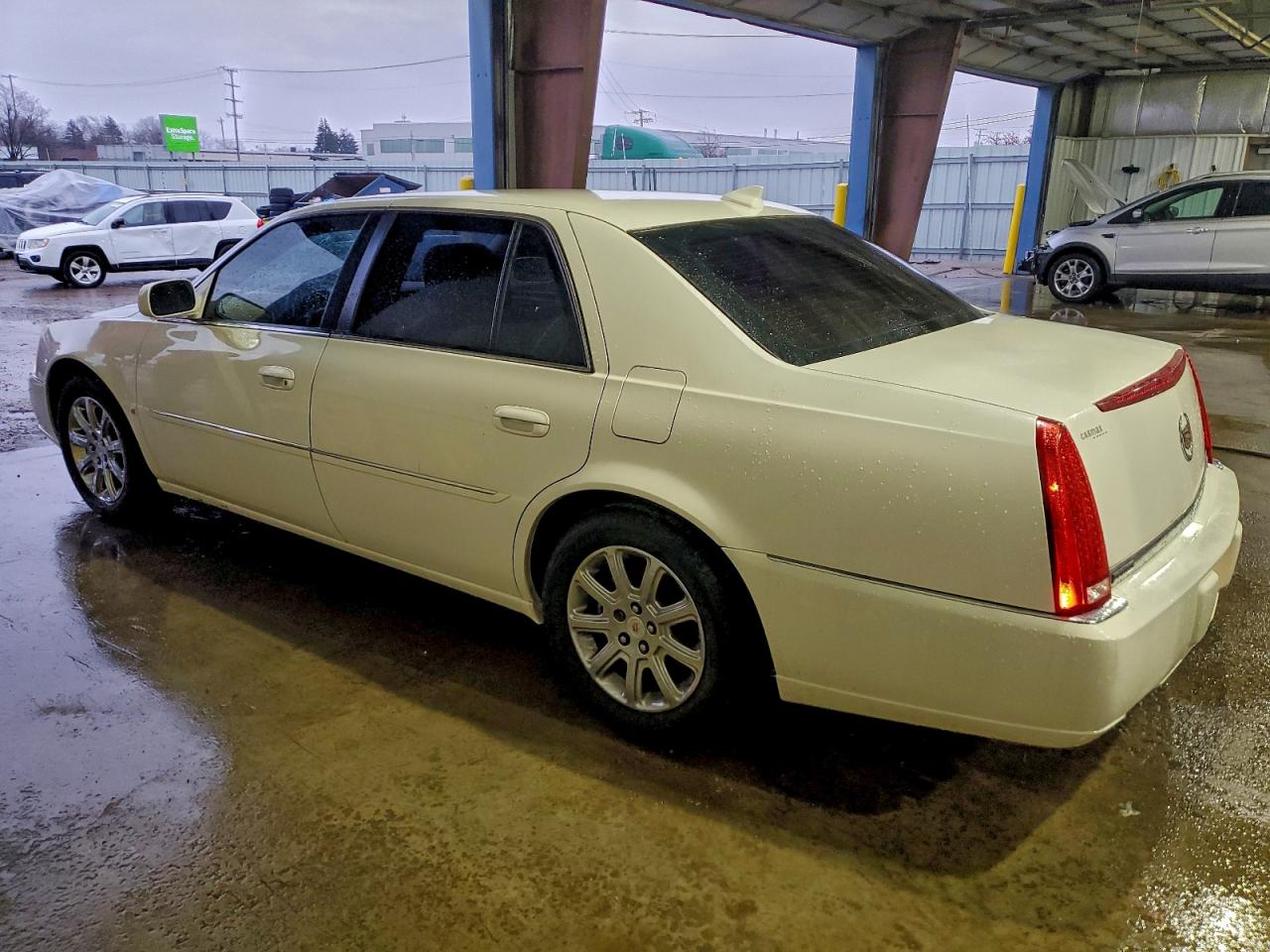 Cadillac DTS Image 3