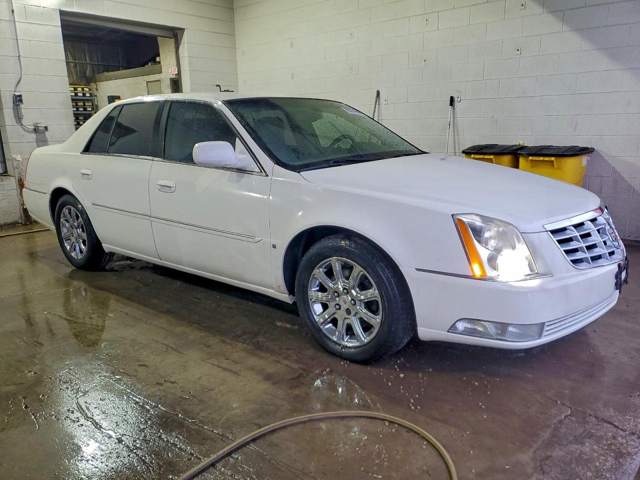 Cadillac DTS Image 8