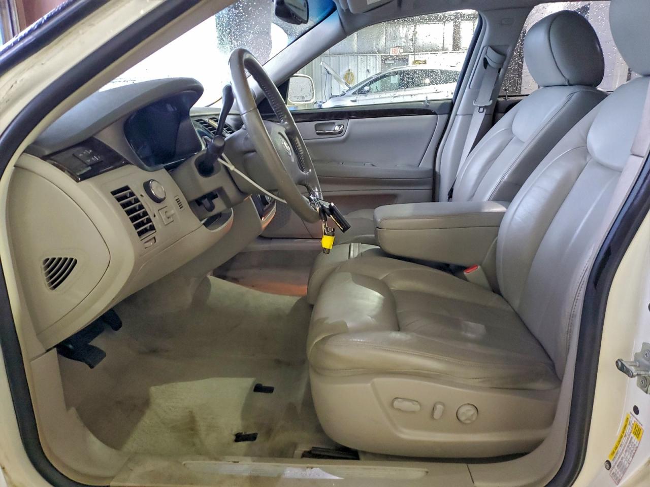 Cadillac DTS Image 4