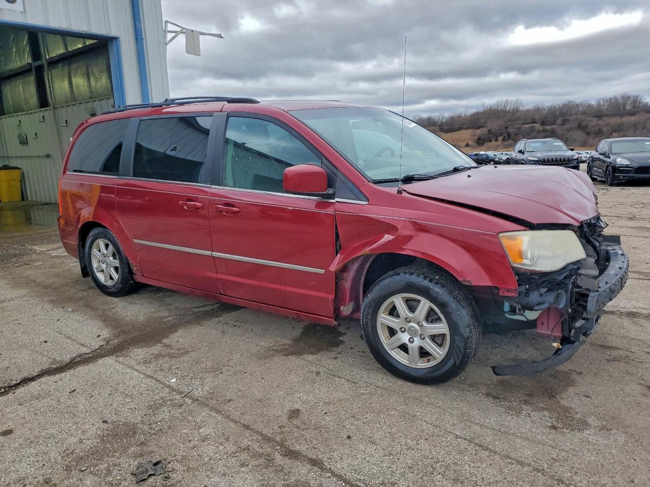 Chrysler Minivan Touring Image 4