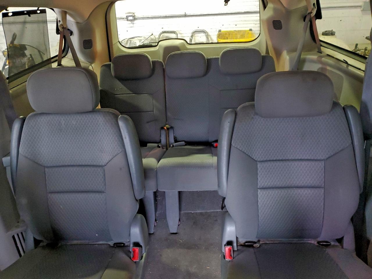 Chrysler Minivan Touring Image 9